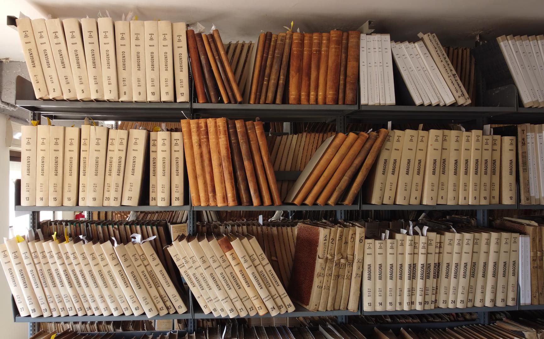 Scaffalature all'interno dell'Archivio di Stato di Agrigento