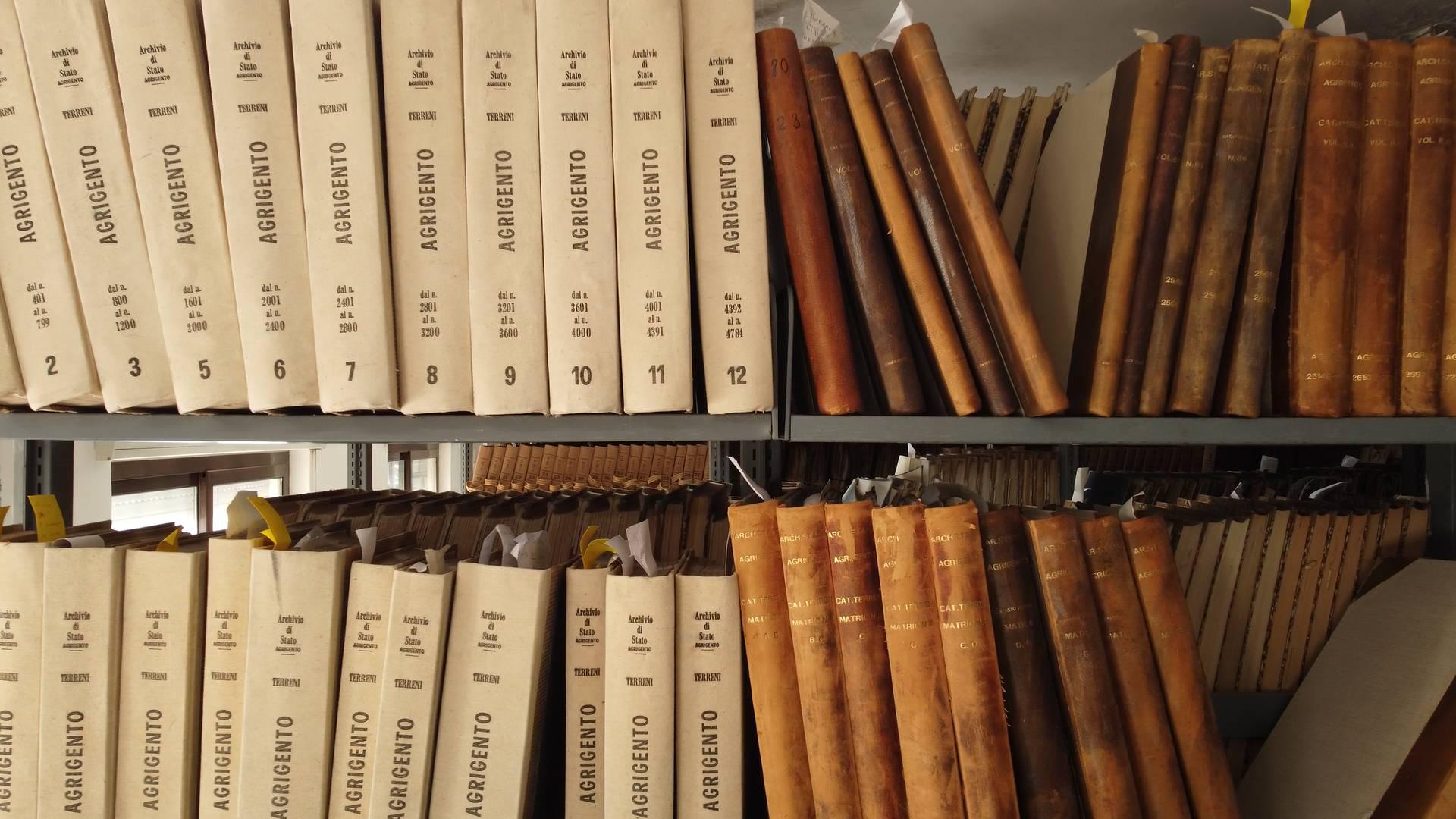 Scaffalature all'interno dell'Archivio di Stato di Agrigento