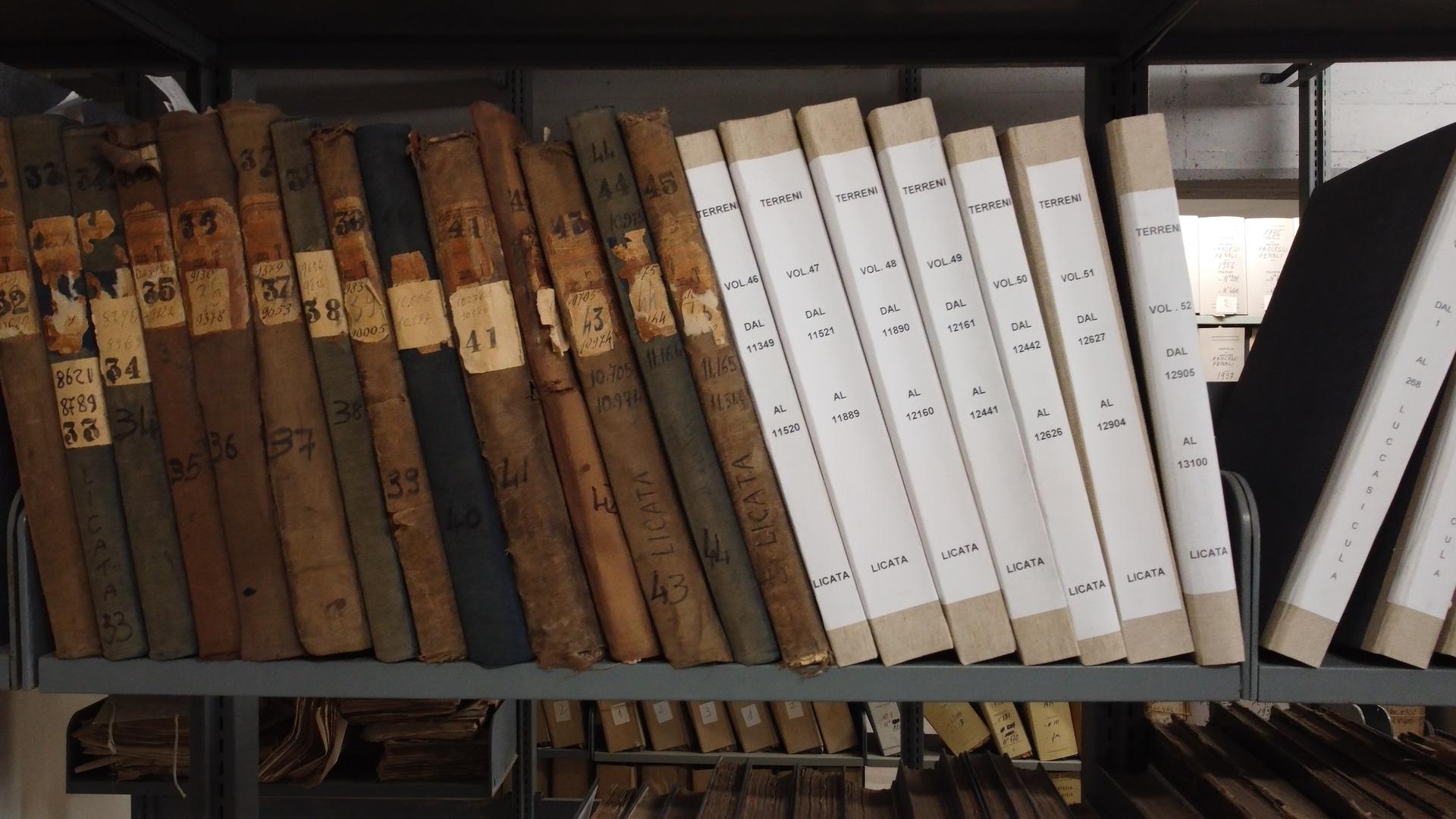 Scaffalature all'interno dell'Archivio di Stato di Agrigento